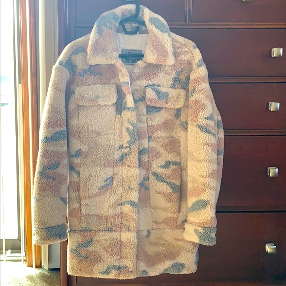 NWOT. Levi’s sherpa teddy camo trucker coa…